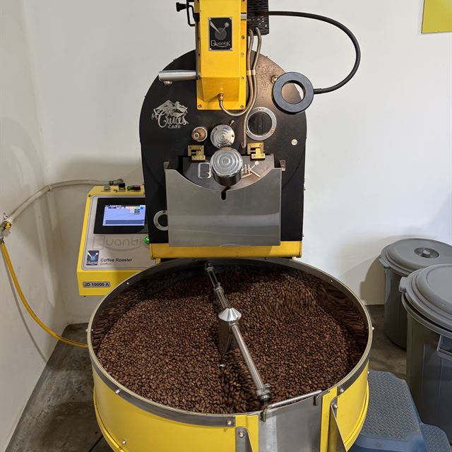 Kafferostare med nyrostade bönor som kyls